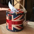 Boîte à mouchoirs en cuir vintage Union Jack avec rivets et serrure sur table bois - Drapeau du Royaume-Uni