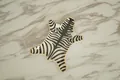 Detailansicht der Zebra-Schmuckschale aus Keramik mit Goldrand auf Marmorfläche - Schwarz Weiß Zebra / Schwarz