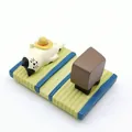 Japanse kattenfiguur op groene tatami-mat met vintage tv-miniatuur telefoonhouder - Strohoed Kat Tatami