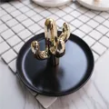 Goldenes Kaktus-Schmucktablett mit mattschwarzer Basis für Ringe und Accessoires - Schwarzer Teller Goldener Kaktus