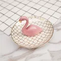 Détail du plateau à bijoux flamant rose avec motifs dorés et finition en céramique - Modèle à motif de vagues dorées
