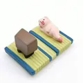 Japanse miniatuur varkensfiguur met tatami-basis en retro TV-telefoonstandaard - Zijdelings Liggend Roze Varken Tatami