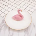 Keramik-Schmuckschale mit rosa Flamingo, elegantem Goldrand und weißem Sockel auf Marmor - Glattes weißes Modell