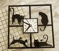 Moderne Wanduhr mit schwarzen Katzen-Silhouetten und lasergeschnittenem quadratischem Design - Schwarz-Weiß Katzen-Silhouette Stil