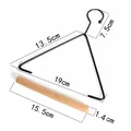 Minimalistischer Handtuchhalter aus Holz und schwarzem Metall mit Maßen - Klein