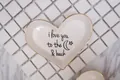 Herzförmige Keramik-Schmuckschale mit Goldrand und I love you to the moon Text - Love You To The Moon Herz