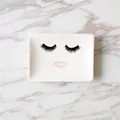 Weißes rechteckiges Keramiktablett mit Wimpern- und Lippenmuster für Schmuck - Rosa Lippen Wimpern Rechteckige Platte