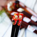 Japanse donkerhouten eetstokjes met een ontwerp van een gelukkige rode kat - Rood