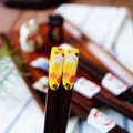 Baguettes japonaises en bois brun foncé avec motif chat Maneki-neko jaune et fleurs - Jaune