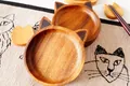 Détail de plats à sauce en bois en forme de chat de style japonais avec baguettes - Style Tête de Chat