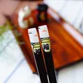 Palillos de madera negra estilo japonés con gato de la suerte blanco y signo Fu - Blanco