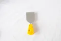 Mini-pelle à fromage avec manche en céramique jaune et lame en acier inoxydable - Grande Spatule