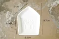 Plato de cerámica blanca para salsa en forma de casa con relieve de búho y medidas - Shiba Inu en la Ventana / Blanco