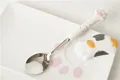 Cuillère en acier inoxydable avec manche en céramique patte de chat et assiette assortie - Manche Blanc Points Roses Cuillère