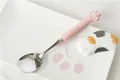 Cuillère en acier avec manche patte de chat rose et son assiette en céramique assortie - Manche Rose Points Blancs Cuillère