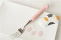 Fourchette en inox avec manche patte de chat rose et décor d'assiette céramique - Manche Rose Points Blancs Fourchette