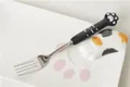 Jolie fourchette à dessert noire en céramique avec patte de chat et dents en inox - Manche Noir Points Blancs Fourchette