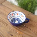 Blaue Keramik-Frühstückstasse mit Apfelmuster und Griff auf rustikalem Holztisch - Apfelsuppentasse / 1