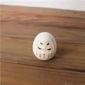 Figura Daruma japonesa blanca de cerámica para la suerte sobre base de madera - Blanco