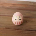 Figurine Daruma japonaise rose en céramique avec détails floraux peints à la main - Rose