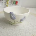 Cuenco de cerámica con relieve de tulipán 3D y borde ondulado en mantel crema - Cuenco para postre / Púrpura