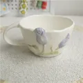 Elegante taza de café de cerámica blanca con relieve de tulipán 3D y borde ondulado - Taza / Púrpura