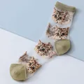Transparente Netzsocken mit niedlicher Katzenstickerei und olivgrünen Akzenten an Ferse - Grün