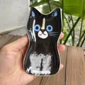 Plato de cerámica japonesa para salsa con forma de gato blanco y negro en la mano - Gato Negro Sentado