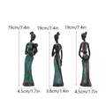 Lot de trois figurines africaines rétro en résine avec tenues décoratives vert et rouge - Vert