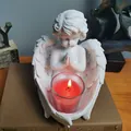 Vintage witte hars engel kandelaar met een rode geurkaars in een glazen beker - Engel Kandelaar En Rode Kaars