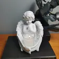 Vintage witte engel kandelaar van hars met vleugels en glazen beker op boek - Engel Kandelaar En Witte Kaars