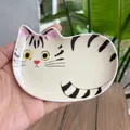 Piccolo piatto in ceramica a forma di gatto con finitura crema e dettagli dipinti a mano - Gatto Tigrato Arancione Sdraiato