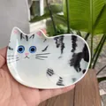 Piattino per salse in ceramica a forma di gatto con occhi blu e strisce grigie - Gatto Tigrato Grigio Sdraiato