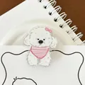 Niedliche Acryl-Klammer mit weißem Welpen im rosa gestreiften Hemd und Schleife - Bichon Frisé