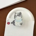 Süßer schwarz-weißer Acryl-Katzenclip mit blauem Tuch für Schulunterlagen - Glückskatze mit Lätzchen