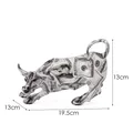 Escultura de toro con patrón de billetes en blanco y negro, mide 19,5x13x13cm - 19.5cm x 13cm x 13cm / Textura de Dólar