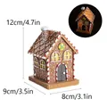 Details von Lebkuchenhaus-Weihnachtsdeko mit warmem LED-Licht und Zuckerguss-Textur - Leuchtendes Lebkuchenhaus