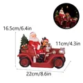 Babbo Natale in resina che guida un'auto vintage rossa con bulldog e albero di Natale LED - Stile Guida dell'Auto (RRW110-A)