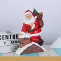 Statuina di Babbo Natale in resina su camino con regali, decoro natalizio alto 30,5cm - Stile Babbo Natale che sale sul camino (RRW106-B)