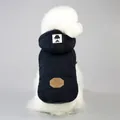 Detail der dunkelblauen gesteppten Hundeweste mit Schnurrbart-Patch und Lederetikett - S / Schwarz