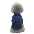 Nahaufnahme der dunkelblauen Fleeceweste mit Markenetikett für kleine Hunde im Winter - S / Marineblau
