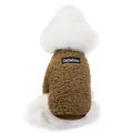 Detailaufnahme der braunen Sherpa-Fleece Hundeweste mit weicher Textur und Rippsaum - S / Braun