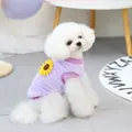 Détail d'un pull pour animal violet côtelé avec une applique de tournesol en relief - S / Violet
