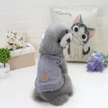 Pull gris en maille torsadée pour chien avec motif classique et petit écusson en cuir - S / Gris