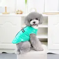 Dettaglio del gilet impermeabile verde brillante per cani con zip nera sul retro - S / Verde