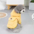 Detail van gele corduroy hondenhoodie met geborduurde beer en een achterzakje - S / Geel