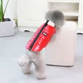 Dettaglio del gilet invernale rosso lucido per animali con cerniera su un cane - S / Rosso