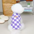 Dettaglio del gilet in pile a scacchi viola e bianchi con etichetta in pelle marrone - S / Viola