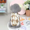 Detalle del chaleco polar con rombos para mascotas con botones y colgante de conejo - S / Marrón