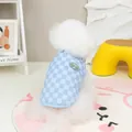 Gilet matelassé à damier pour animaux porté par un petit chien blanc dans un salon doux - S / Bleu